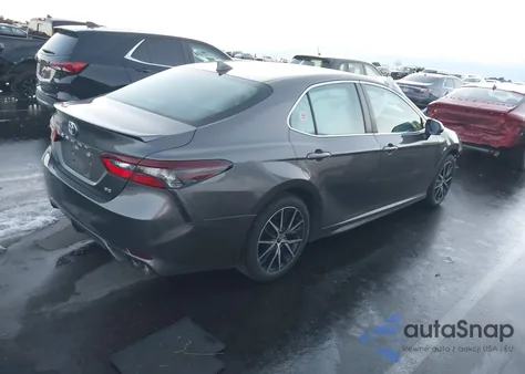 2021 Toyota Camry Se z USA, uszkodzony, nr VIN 4T1G11AKXMU576075